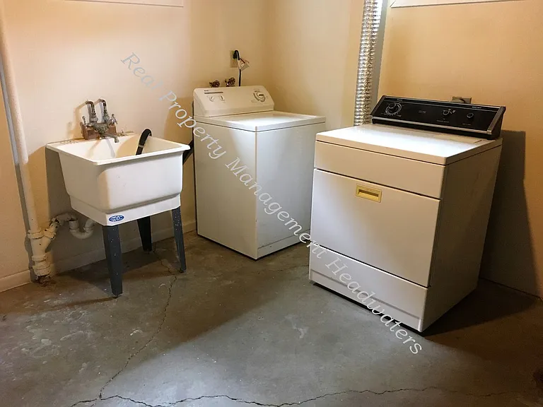 820 E Broadway St — Photo 16