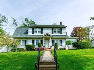 61 Franklin Pl, Great Neck, NY 11023