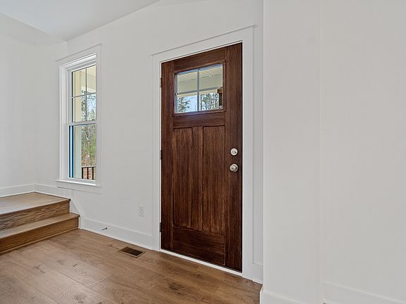 3rd image of 465 Glenmore Ln