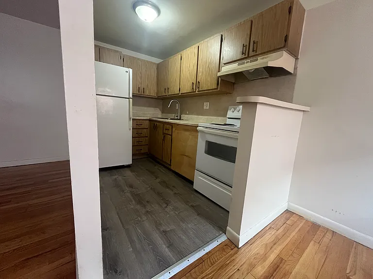 241 Laurel St #B5 — Photo 4