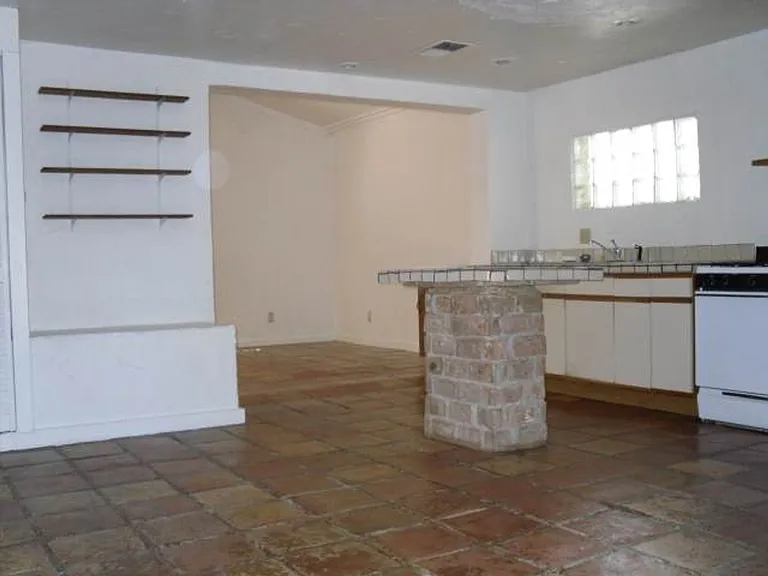 504 W Brown St — Photo 9