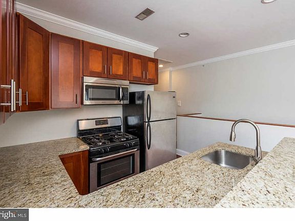 5th image of 1926 Poplar St #3