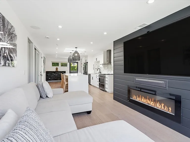 2219 Graham Ave — Photo 19