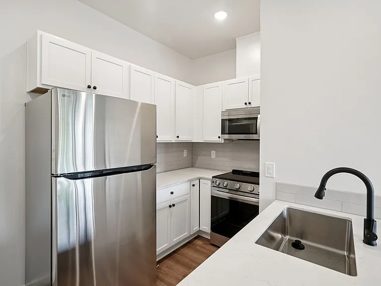 River Park Apartments — Photo 4
