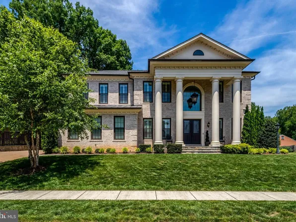 7108 Penguin Pl, Falls Church, VA 22043