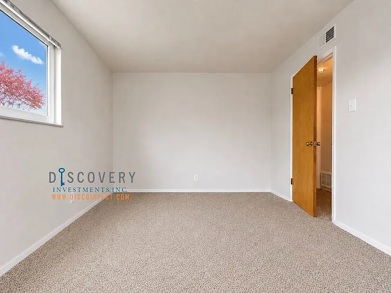 Bancroft Ave. 562 — Photo 22