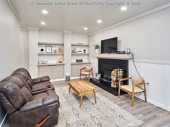 5th image of 106 Sheridan Cir