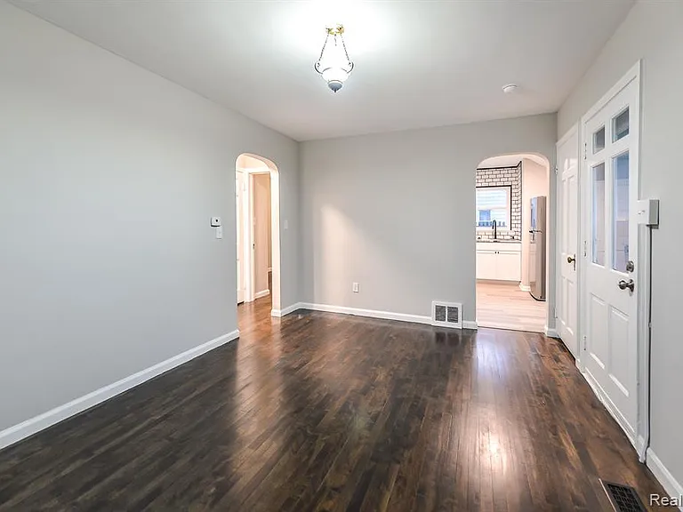 2726 Fernwood Ave — Photo 3