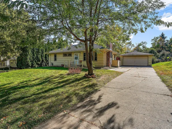 1790 Oakcrest Ave, Roseville, MN 55113