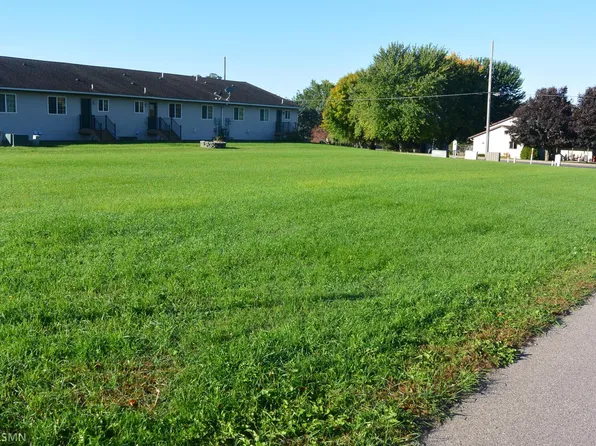 804 1st St E, Glencoe, MN 55336