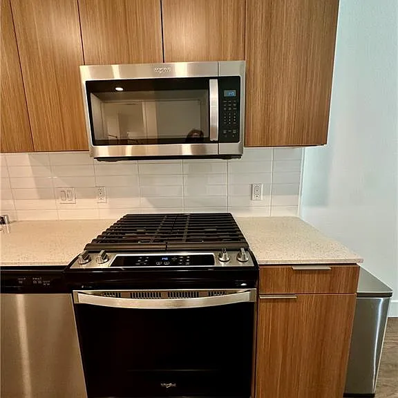 709 E Walnut St #418 — Photo 8