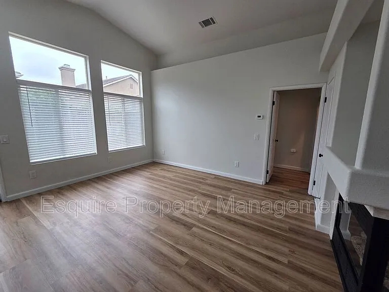 4888 Ellington St — Photo 12
