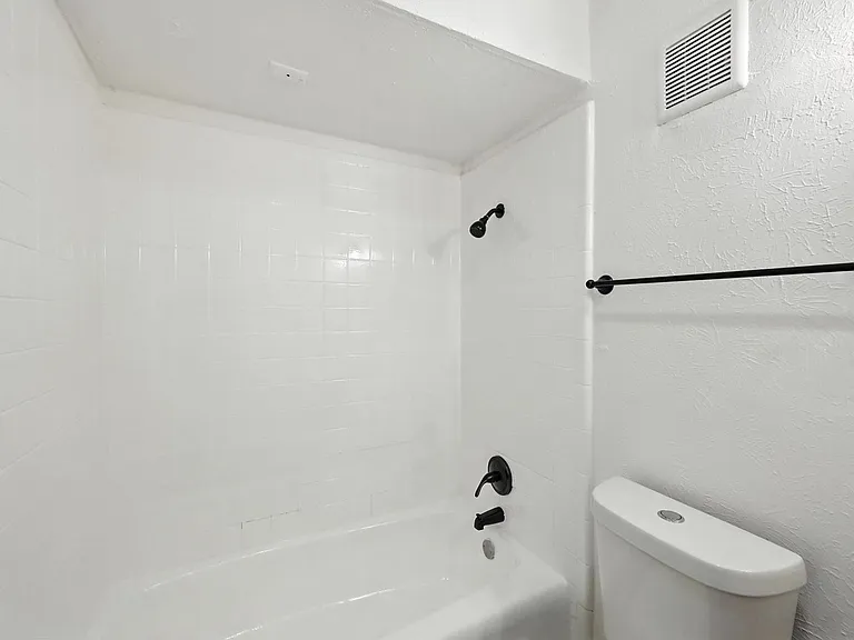 South Crest Apartments: All Bills Paid -Dazzling Dallas Apartments in Quiet Area! — Photo 97