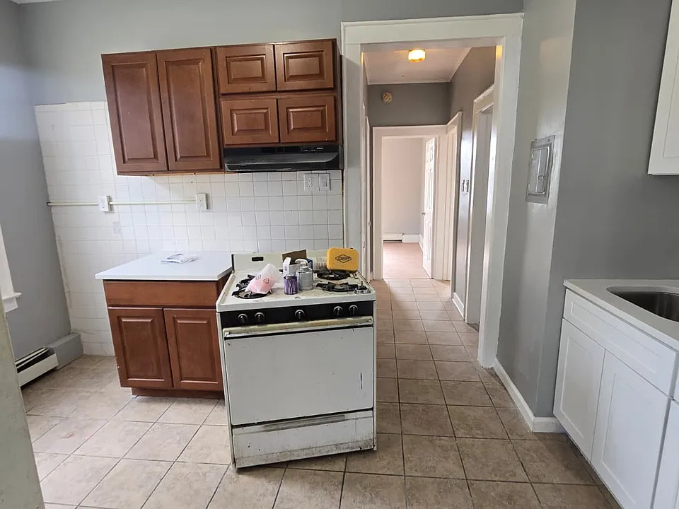 13 Leslie Pl #2LA