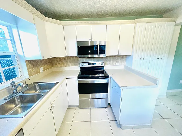 4850 SW 58th Avee — Photo 4
