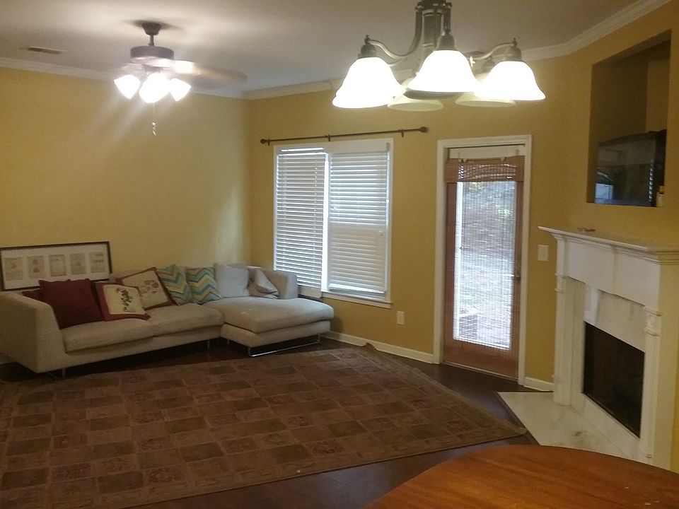 spacious living room right off kitch