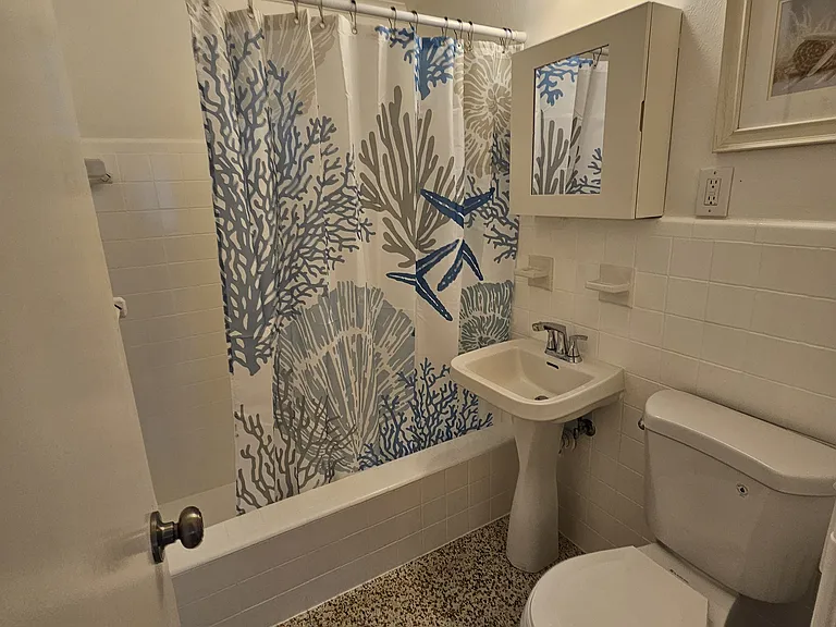 348 W Wentworth St — Photo 9
