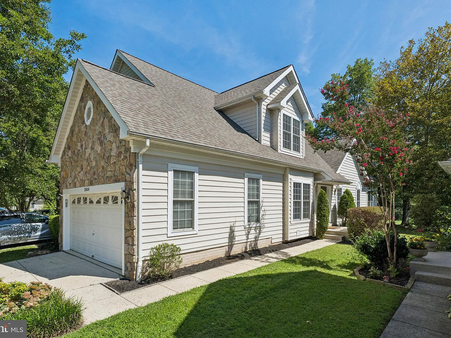 3 bed, 2.5 bath, 2910 sqft, $4,000 — Photo 1