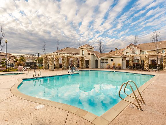 3rd image of 1411 Esplanade Cir