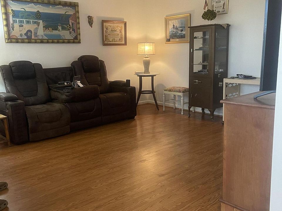 1st image of 4023 Ventnor Cres #4023