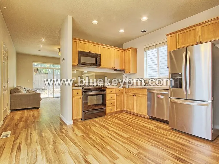 985 SE Tamango St — Photo 6