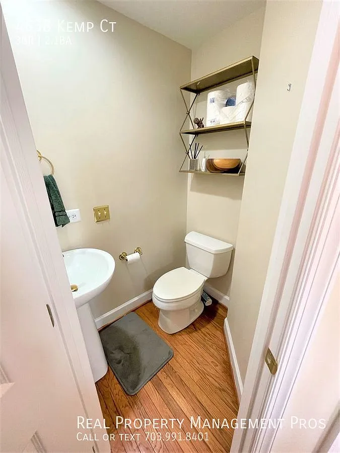 Massive 3 Bed/2.5 Bath 2 Garage (Ev Charger) 2100+ Square Feet End Unit Th — Photo 4