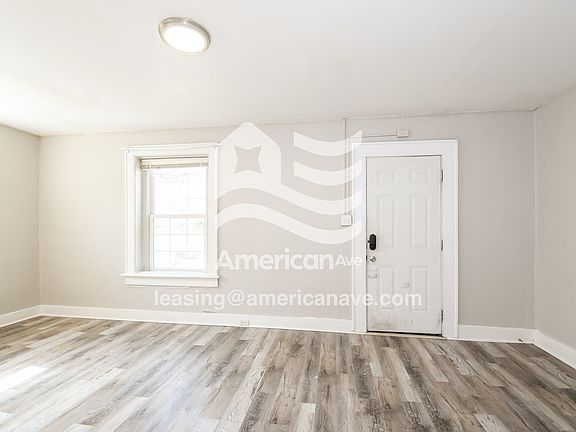 985609_002_living_room_3.jpg
