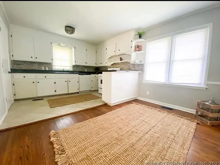 7107 E 9th St — Photo 5