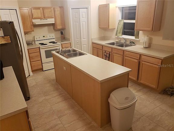3rd image of 214 Lobelia Dr