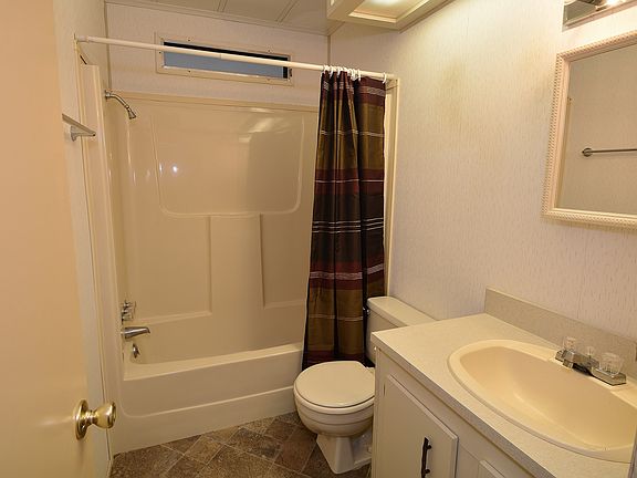 5th image of 286 Windsor Dr.