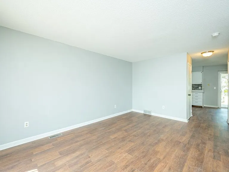 675 Ashworth Dr — Photo 4