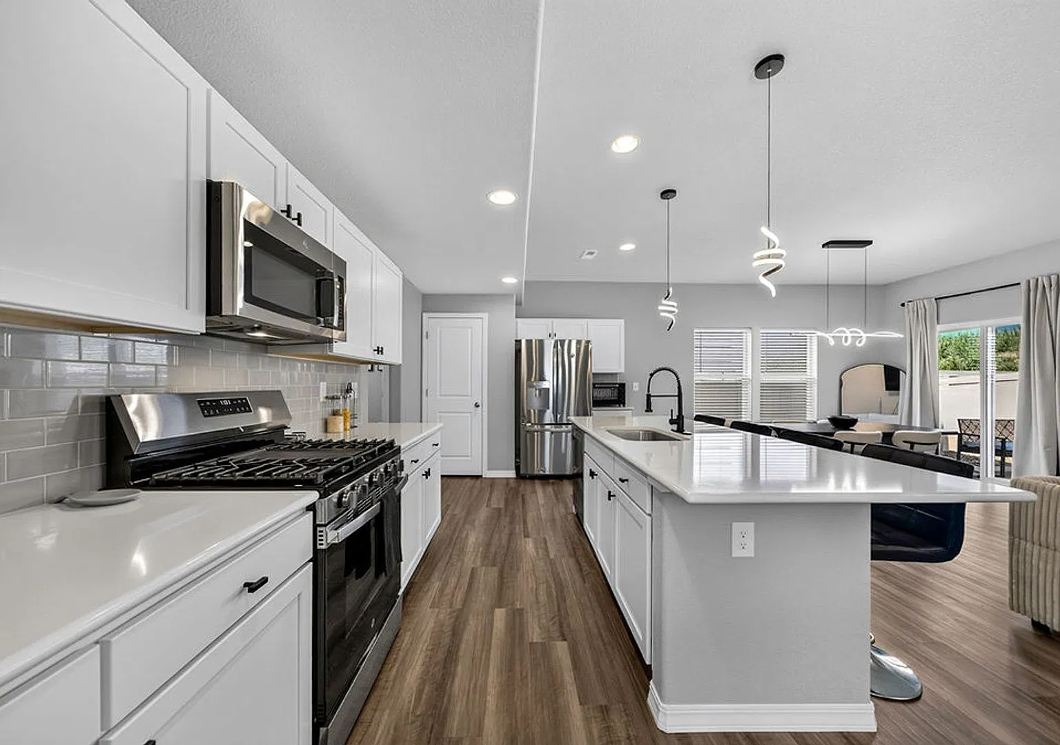 Fully Furnished 3 Bedroom 2.5 Bath Home — Photo 3