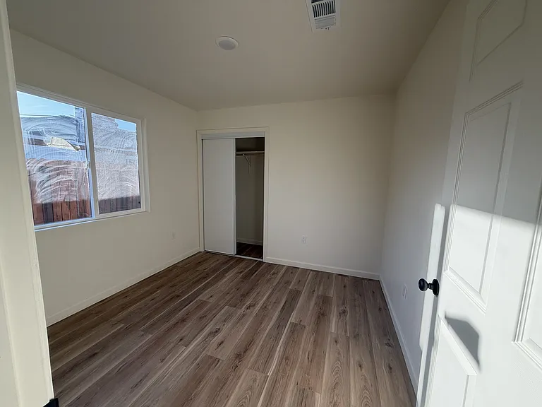 1405 E 9th St #1 — Photo 9