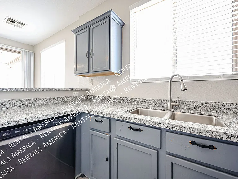 3825 S 60th Dr — Photo 15