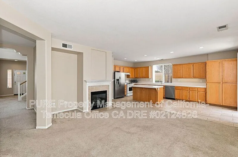 3 bed, 2.5 bath, 2180 sqft, $3,095 — Photo 2