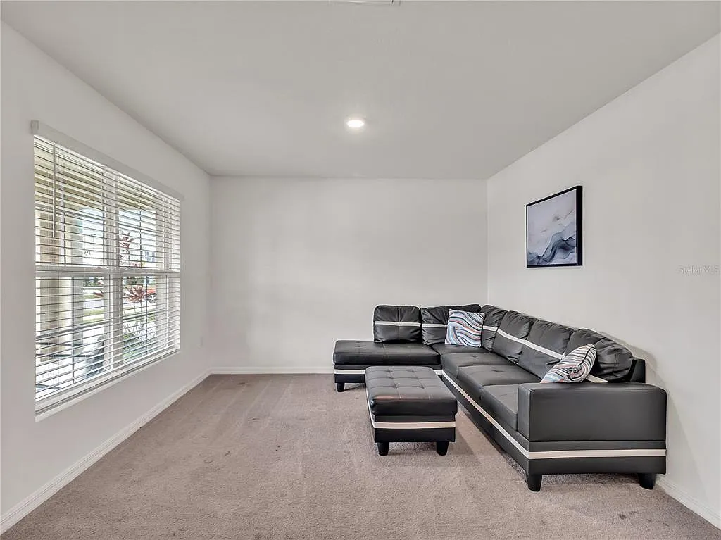 5 bed, 3.0 bath, 3074 sqft, $3,375 — Photo 3