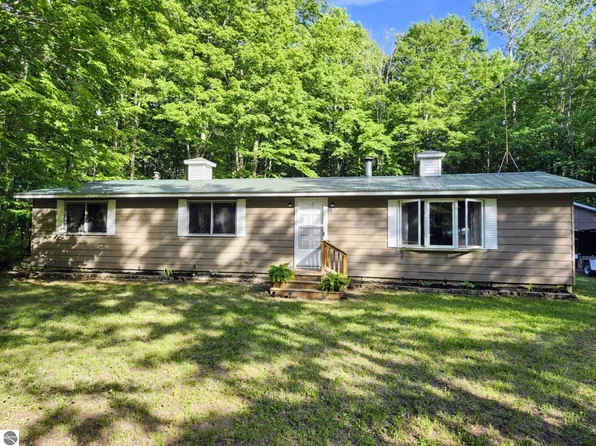 6357 Winterhaven Dr, Elmira, MI 49730