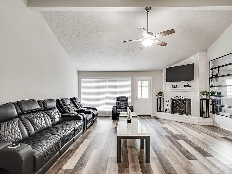 4218 Sequoia St — Photo 4