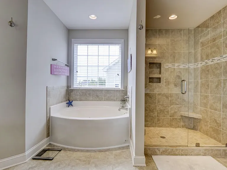 1444 Eastbourne Dr — Photo 34