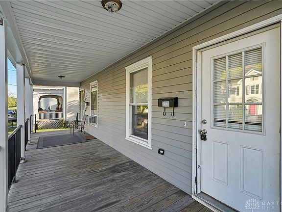 4th image of 211 Young St