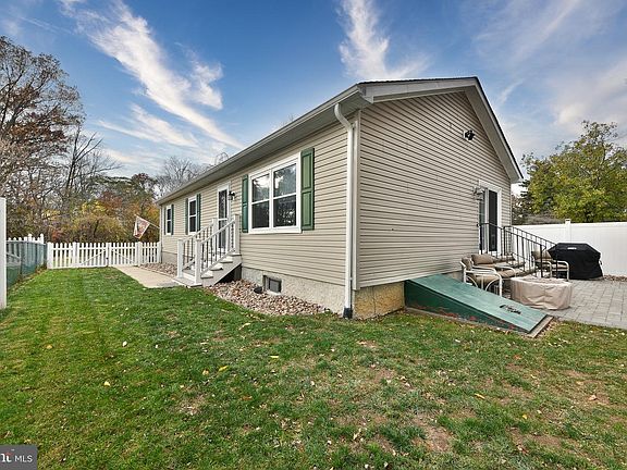 3rd image of 601 4th Ave