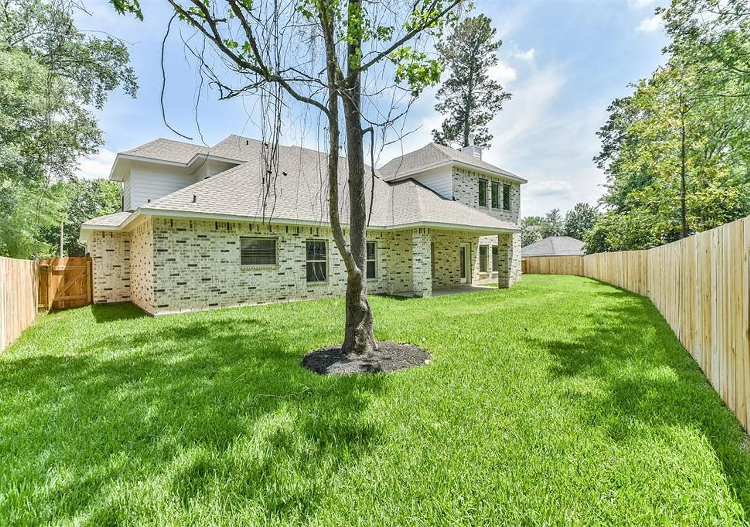 Recently build Woodlands-area 4 bed/4 bath — Photo 2