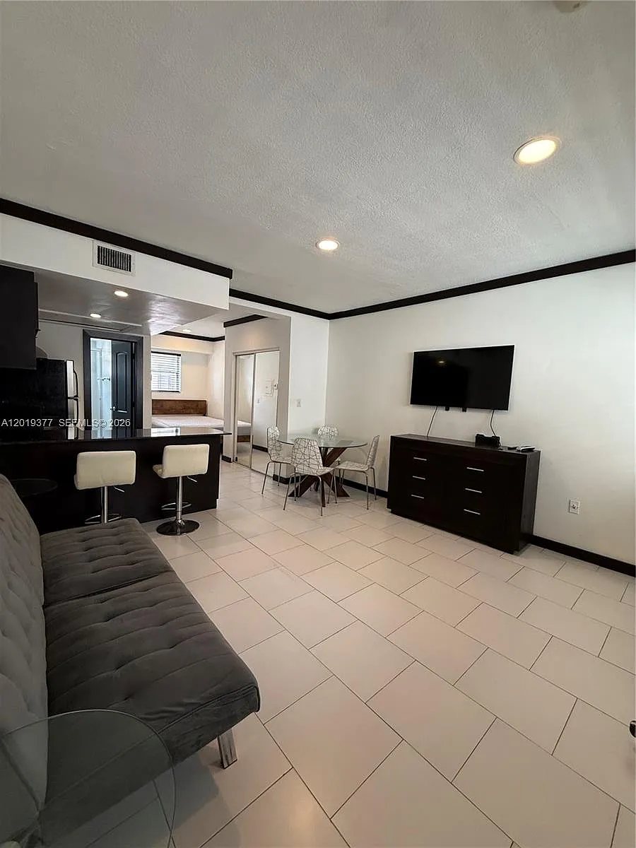 Building Photo - 1545 Drexel Ave #422