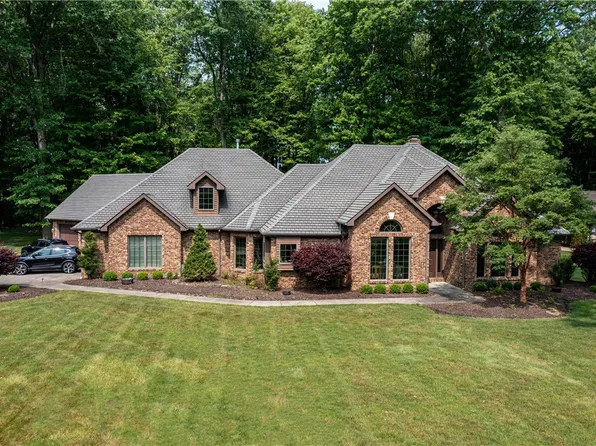 2380 Twelve Oaks Dr, Hermitage, PA 16148