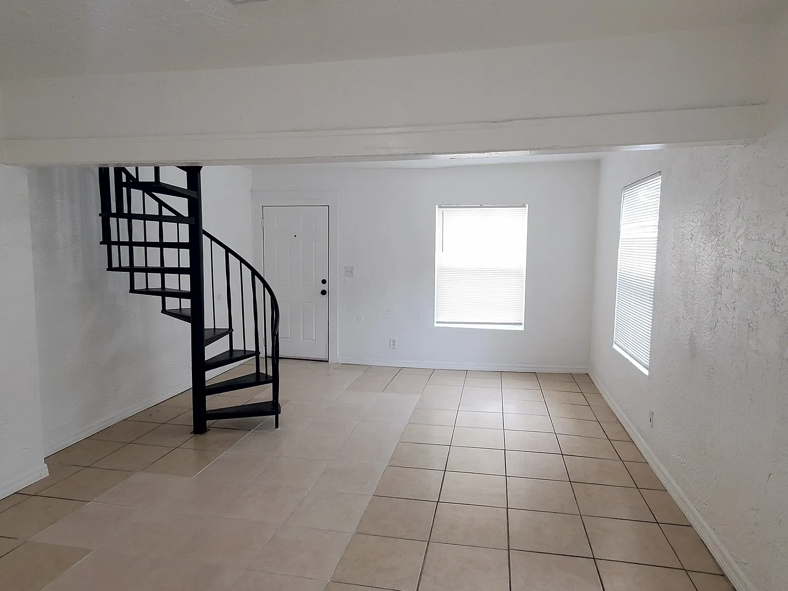 4 bed, 1354 sqft, $2,295 — Photo 2