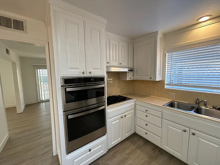 1419 Yolanda Ct — Photo 3