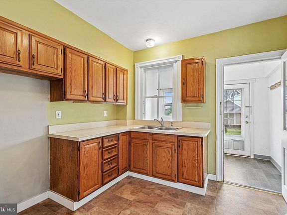 5th image of 345 York Ave