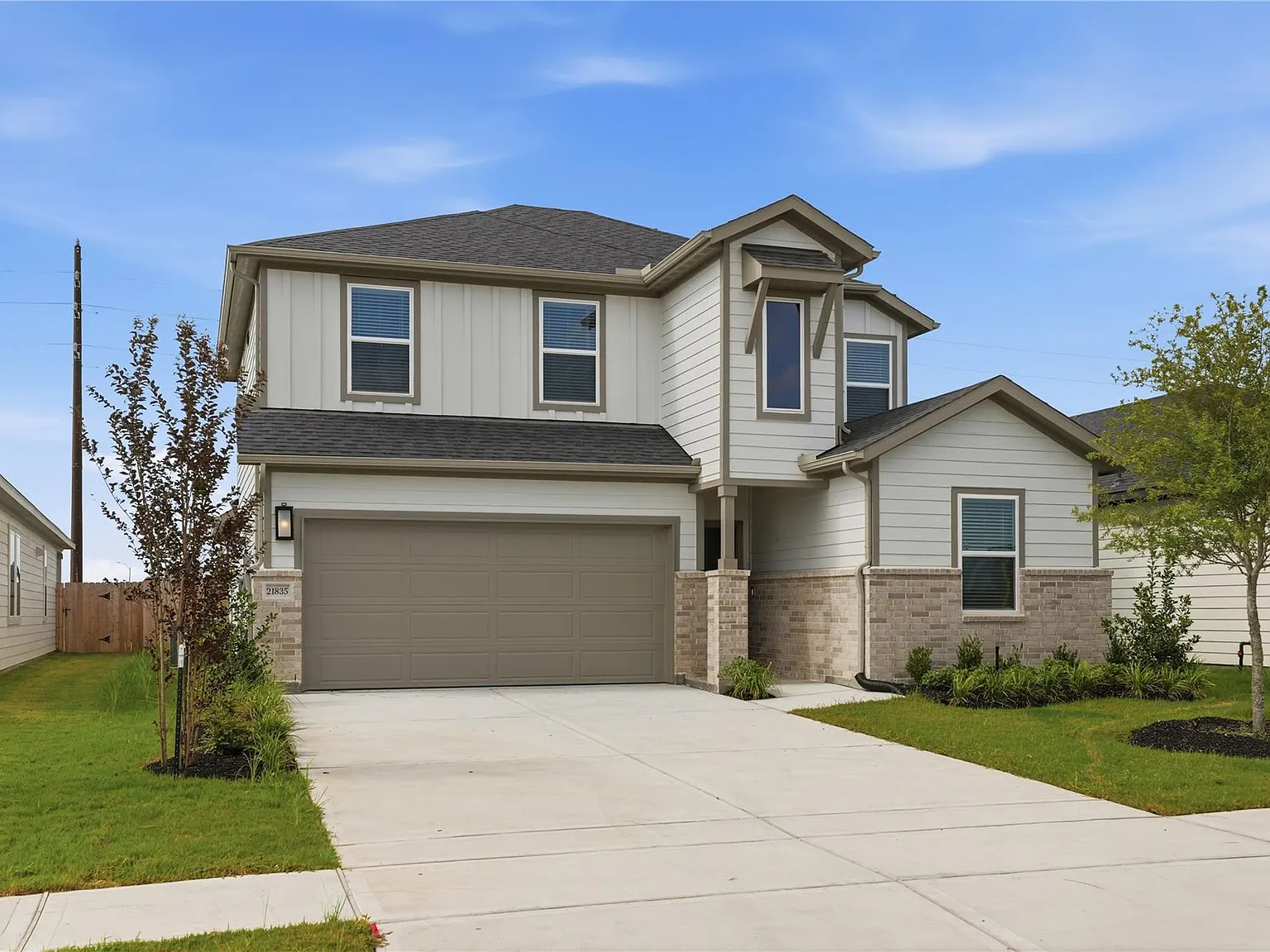 5 bed, 3.0 bath, 2424 sqft, $2,850 — Photo 2