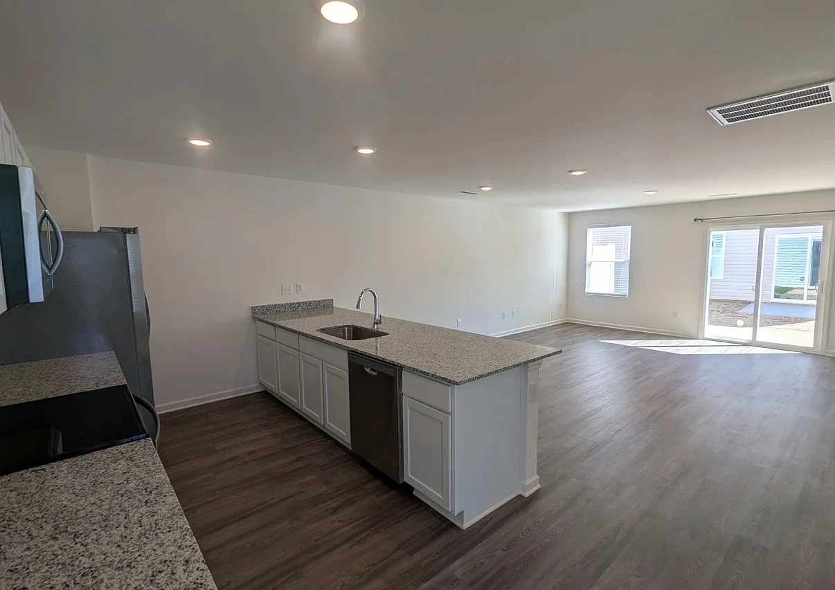 3 bed, 2.5 bath, 1648 sqft, $1,650 — Photo 3