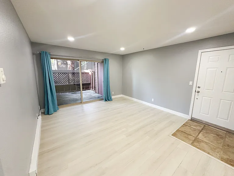 1076 Yarwood Ct — Photo 5
